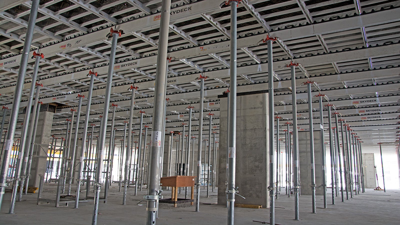 SKYDECK supported by PEP Ergo props for the slabs