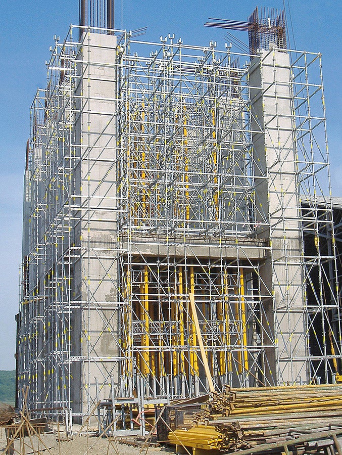 An ideal combination and perfectly adapted: PERI UP modular scaffold and the MULTIPROP system - the two modular load-bearing systems for high loads and for use at great heights.