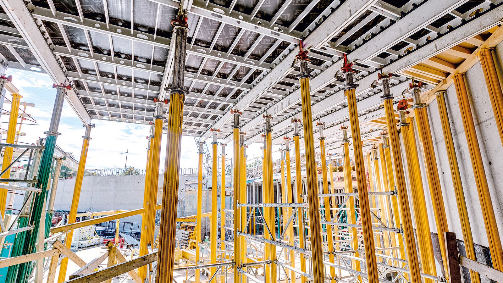 The formwork for the underground car park was realised with SKYDECK Panelised Slab Formwork whose special drophead design allows for early striking.