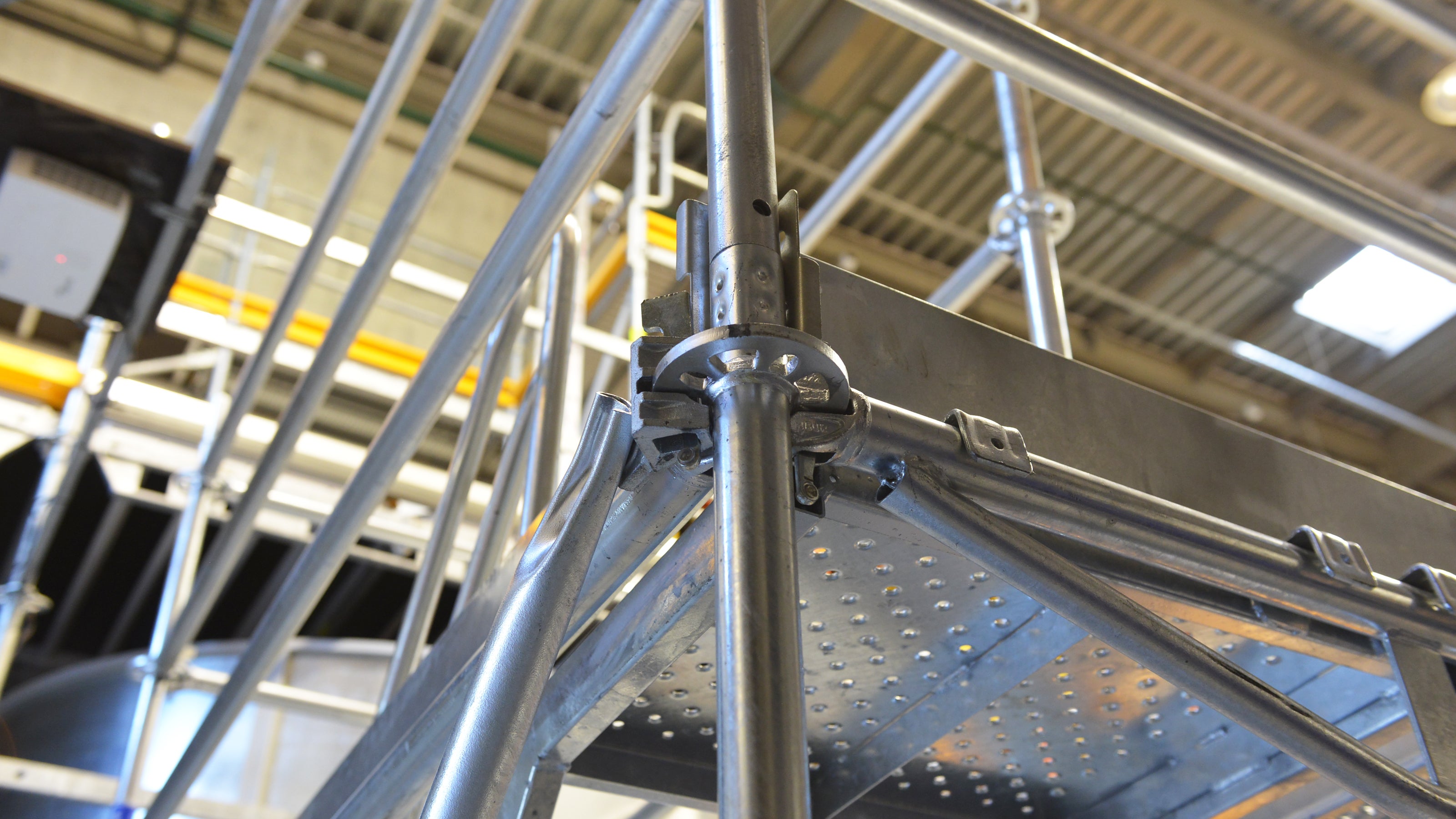 Розетка (фланец) системы позволяет устанавливать до 8 соединений под разными углами на расстоянии 0,5 м друг от друга по высоте стойки