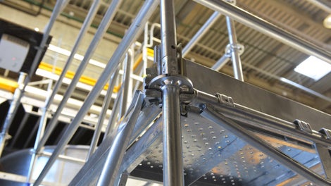 Розетка (фланец) системы позволяет устанавливать до 8 соединений под разными углами на расстоянии 0,5 м друг от друга по высоте стойки