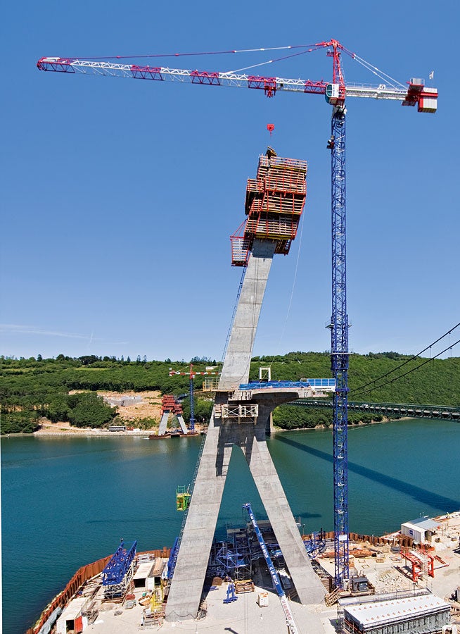 A ponte estaiada de 515 m conecta o continente bretão no noroeste da França com a península de Crozon.