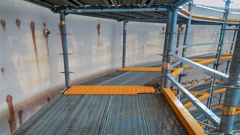 A total of 33 polygonally arranged scaffold bays were adapted perfectly to suit the circular tank which has an internal diameter of 32 m. Bridging boards taken from the PERI UP Flex modular scaffolding system ensured safe working levels without any tripping hazards.
