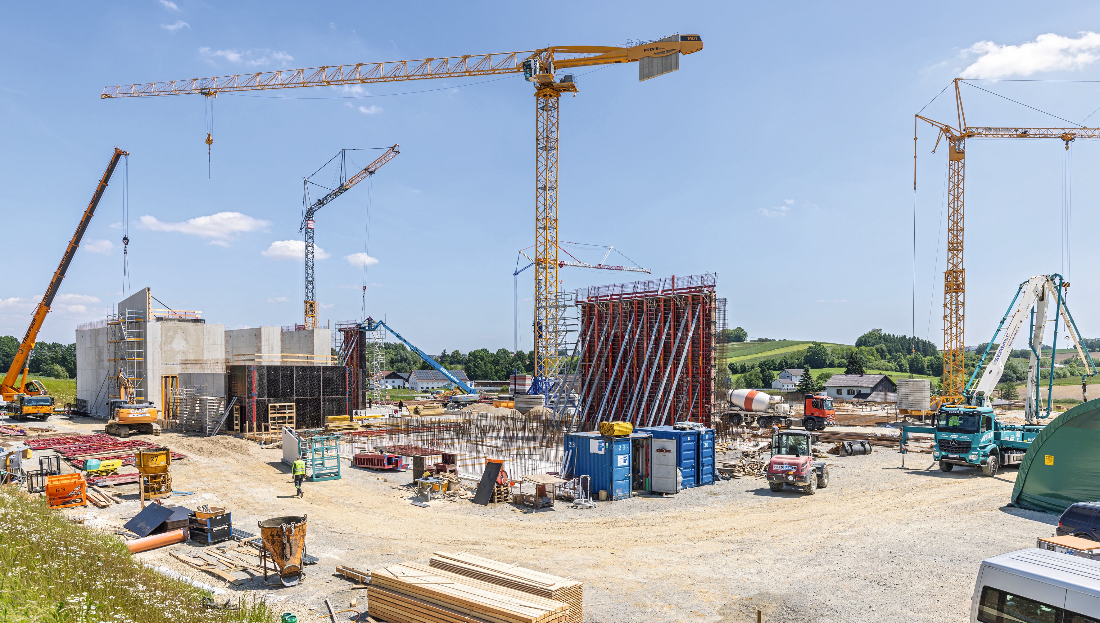 Für den Neubau eines Büro- und Lagergebäudes sowie einer modernen Getreideabfüllanlage werden in nur 5 Monaten Bauzeit über 4.500 m³ Beton in Form gebracht 