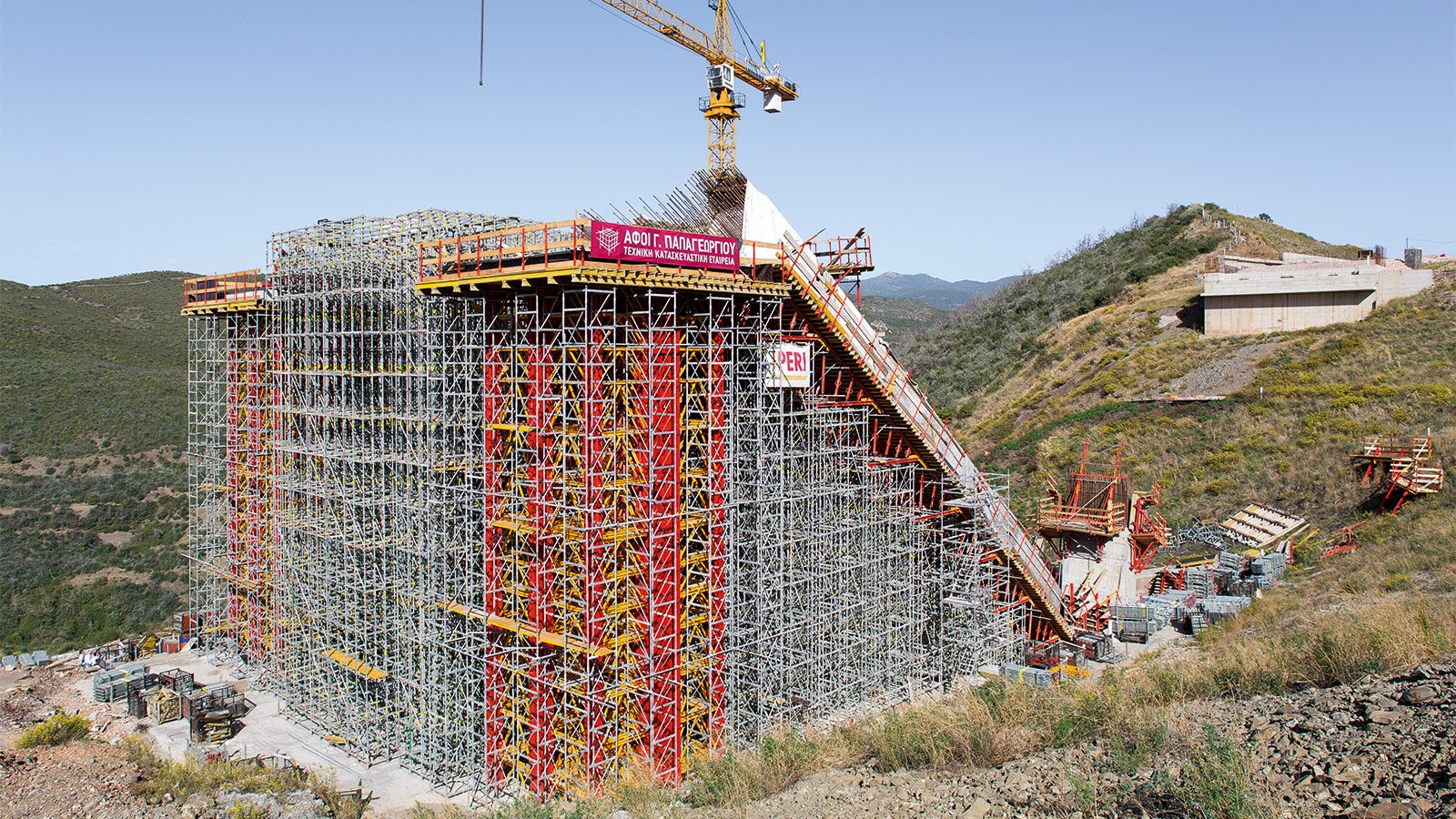 派利工程师使用两种不同的模块化系统，设计超过20米的支撑方案。