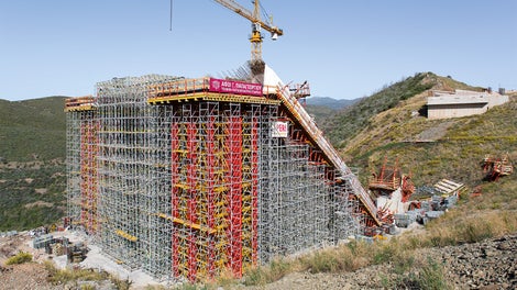 派利工程师使用两种不同的模块化系统，设计超过20米的支撑方案。