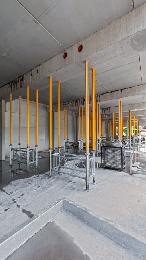 Zur Abstützung der Unterzüge und Decken in Fertigteil-Bauweise wurden alu-leichte MULTIPROP Deckenstützen mittels MRK Rahmen zum tragfähigen Lastturm ergänzt.