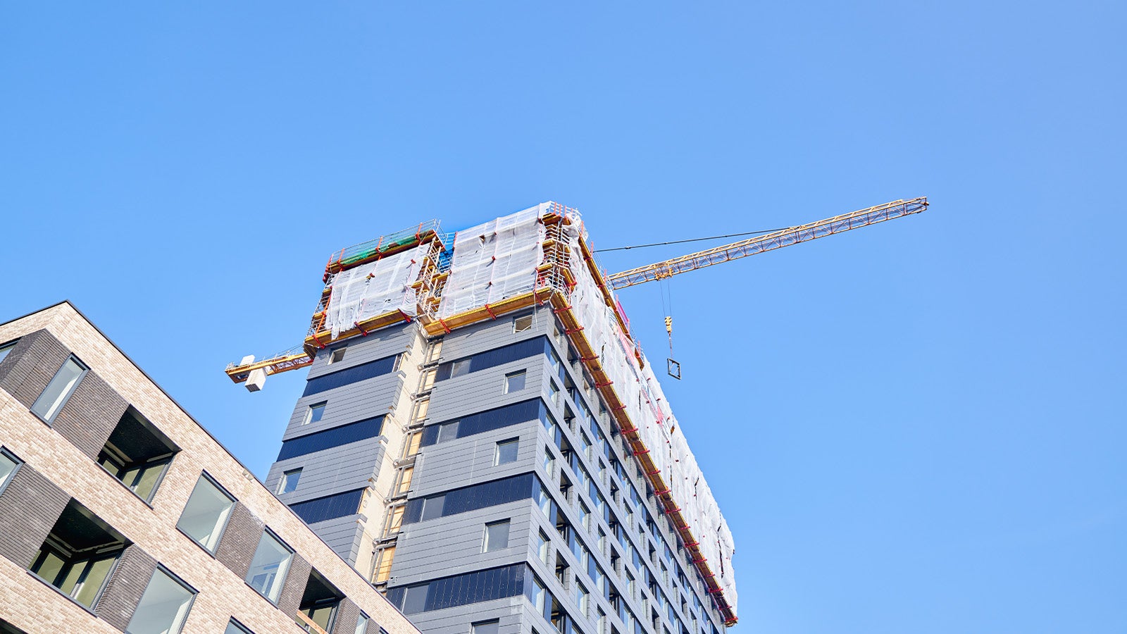 Doordat het systeem hydraulisch kan klimmen, kan de kraan ingezet worden bij het aanreiken van de gevelelementen.