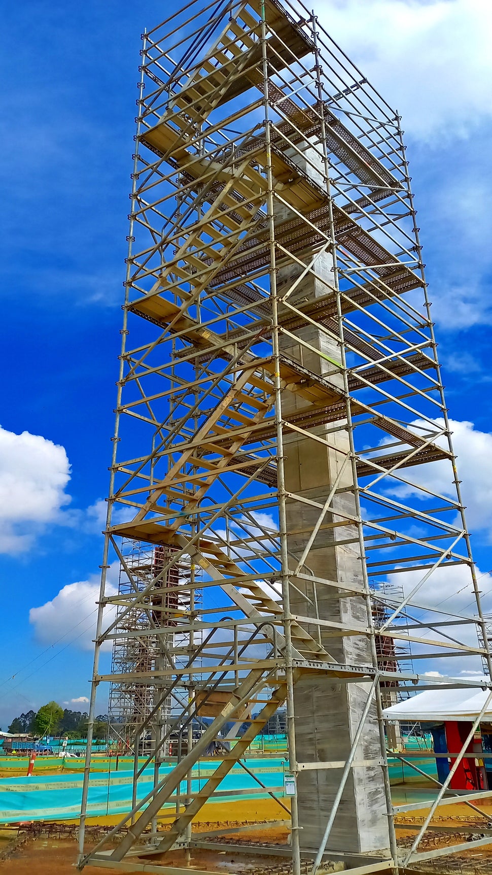 Sistema de escaleras de acceso PERI UP ROSETT 64 en conjunto con el versátil sistema de encofrado LIWA en el vaciado de una columna a gran altura.