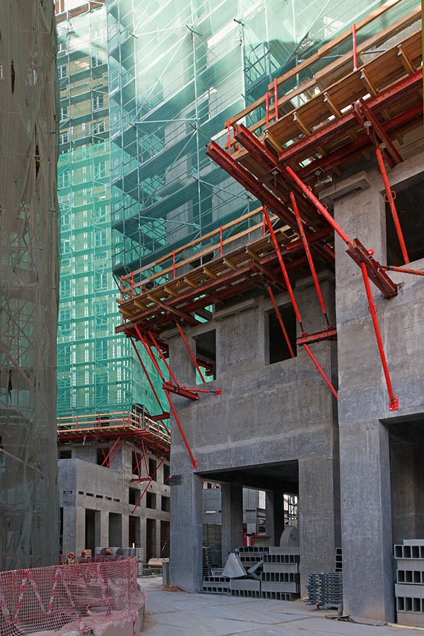 По условиям проекта монолитные и фасадные работы велись одновременно. При этом нижнее пространство между зданиями должно было остаться свободным для безопасного передвижения автомобилей и работников объекта. Для решения этой задачи леса были установлены на платформы на отметке +11 м. Так как расчетная высота лесов составляет 72м, а высота здания - 155м, было принято решение на устройство 2-го яруса лесов на платформы с отметки 83,6м.<br/>