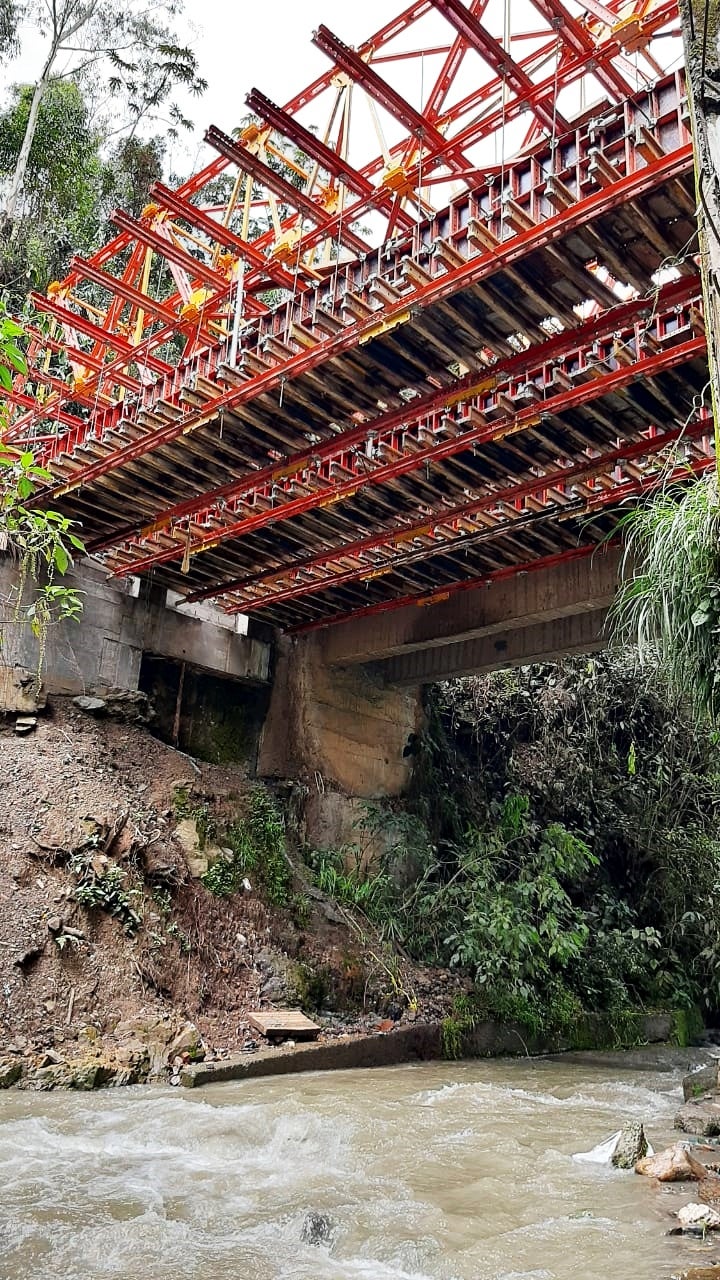 Sistema de ingeniería ALPHAKIT dando soporte a las vigas del puente en conjunto con el sistema LIWA.