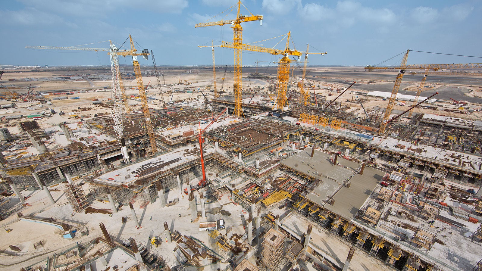 The Midfield Terminal Complex is the ultimate in construction sites: in order to maintain the tight construction schedule, PERI planned and delivered the formwork and scaffolding systems, and has provided yet another convincing performance through the competent engineering service and provision of huge quantities of materials at short notice.
