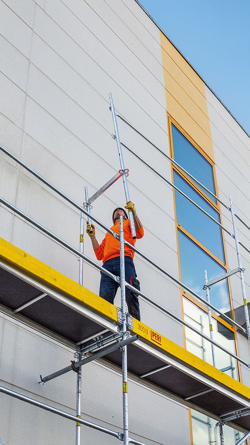 With PERI UP Easy, the focus is on safe assembly operations: in addition, it offers safety in the system itself because the guardrail for the next level is mounted from the scaffolding level below with the Easy Frame and without requiring any additional components.