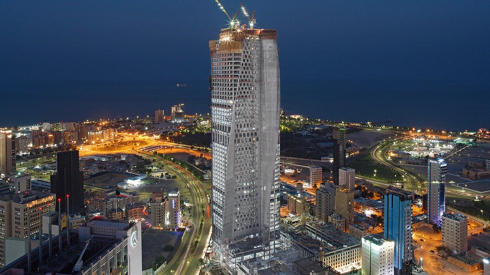 Já durante a fase de construção, a Torre Al Hamra destacou-se por sua elegância atemporal que foi conseguida ao girar a fachada externa em 130 graus.