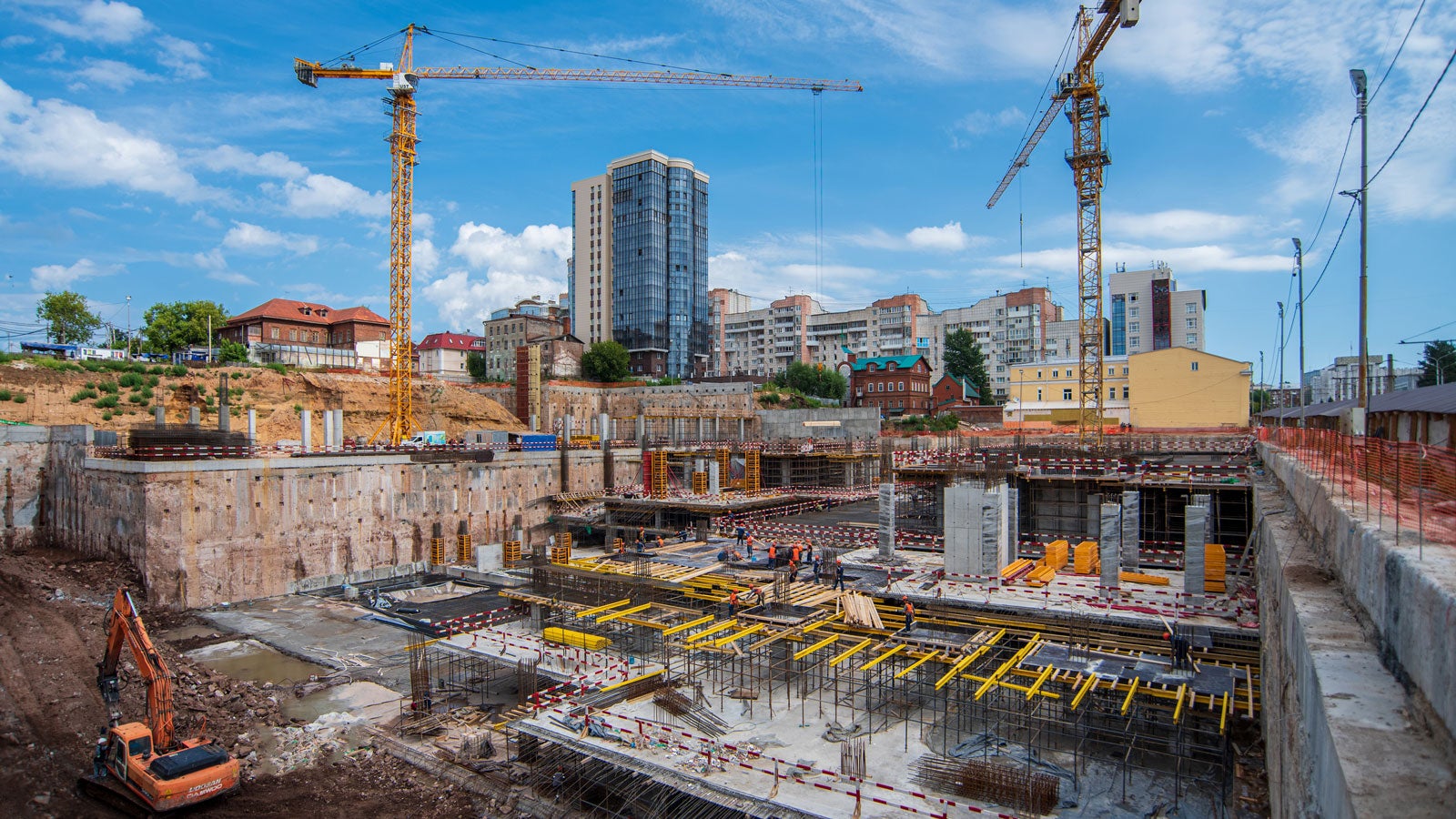 <p>На объект общей площадью&amp;nbsp; 165 тыс. кв. м&amp;nbsp;&amp;nbsp;было поставлено 780 м2 опалубки TRIO ST для одностороннего и двустороннего бетонирования, а для&amp;nbsp;&amp;nbsp;возведения перекрытий - 3000 п.м балки ST с наконечником и логотипом &amp;laquo;ЛМС&amp;raquo;</p><br/><br/><p><a href="https://www.peri.ru/projects/housing-and-multi-storey/esplanada.html">Подробнее</a></p><br/>