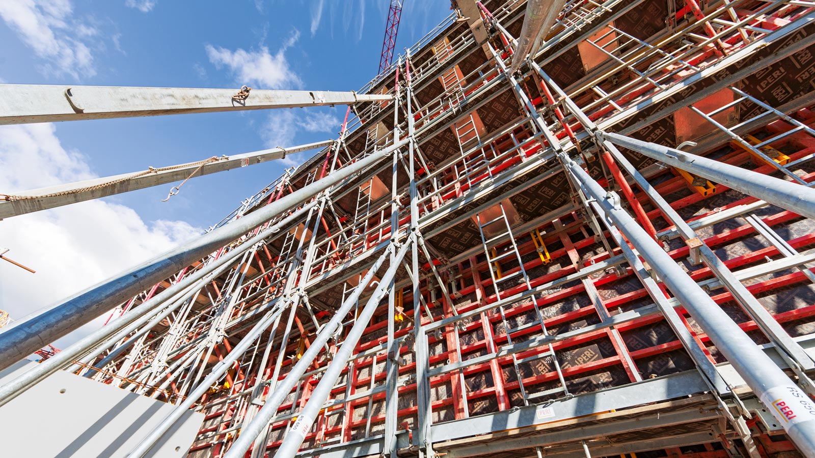 Systém lávok MXP zaistil najvyššiu úroveň bezpečnosti prác počas osadenia spínania a spájania panelov, zároveň presne zodpovedá šírke prvkov TRIO.