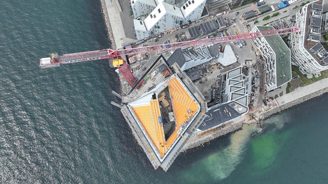 Die Konstruktion der komplexen Spitze des Gebäudes erforderte größere technische Berechnungen. Hierbei mussten sämtliche Rahmenbedingungen berücksichtigt werden – von Wind und Wetter bis hin zur Sicherheit der Arbeiter auf dem Gerüst sowie der Passanten.