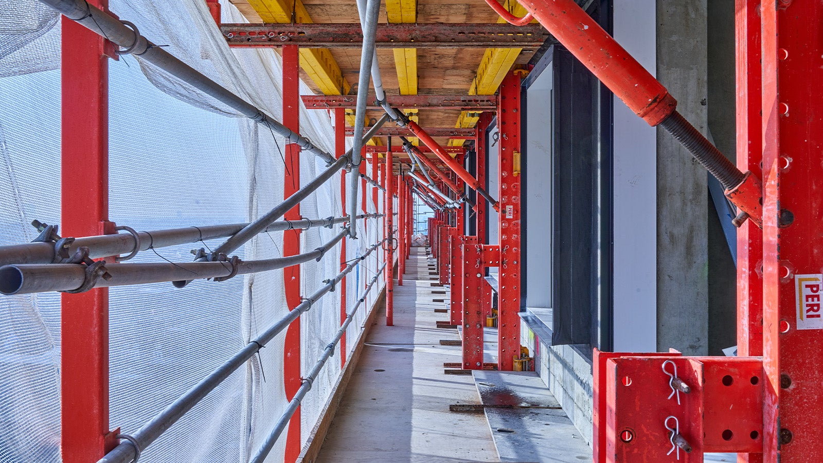 Dankzij de netten en de rubberen flappen en schuif- en klapluiken, kon er veilig gewerkt en geklommen worden door de gevelbouwers.