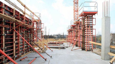 Deskowanie słupów krawędziowych w systemie QUATTRO, spełniało najwyższe wymagania jakości powierzchni betonu. <br/>