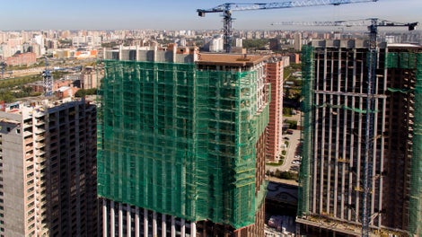 Более 50 тонн PERI UP обеспечивают безопасный доступ к кирпичной кладке снаружи монолитного каркаса и препятствуют падению строительного материала на близко расположенную дорогу