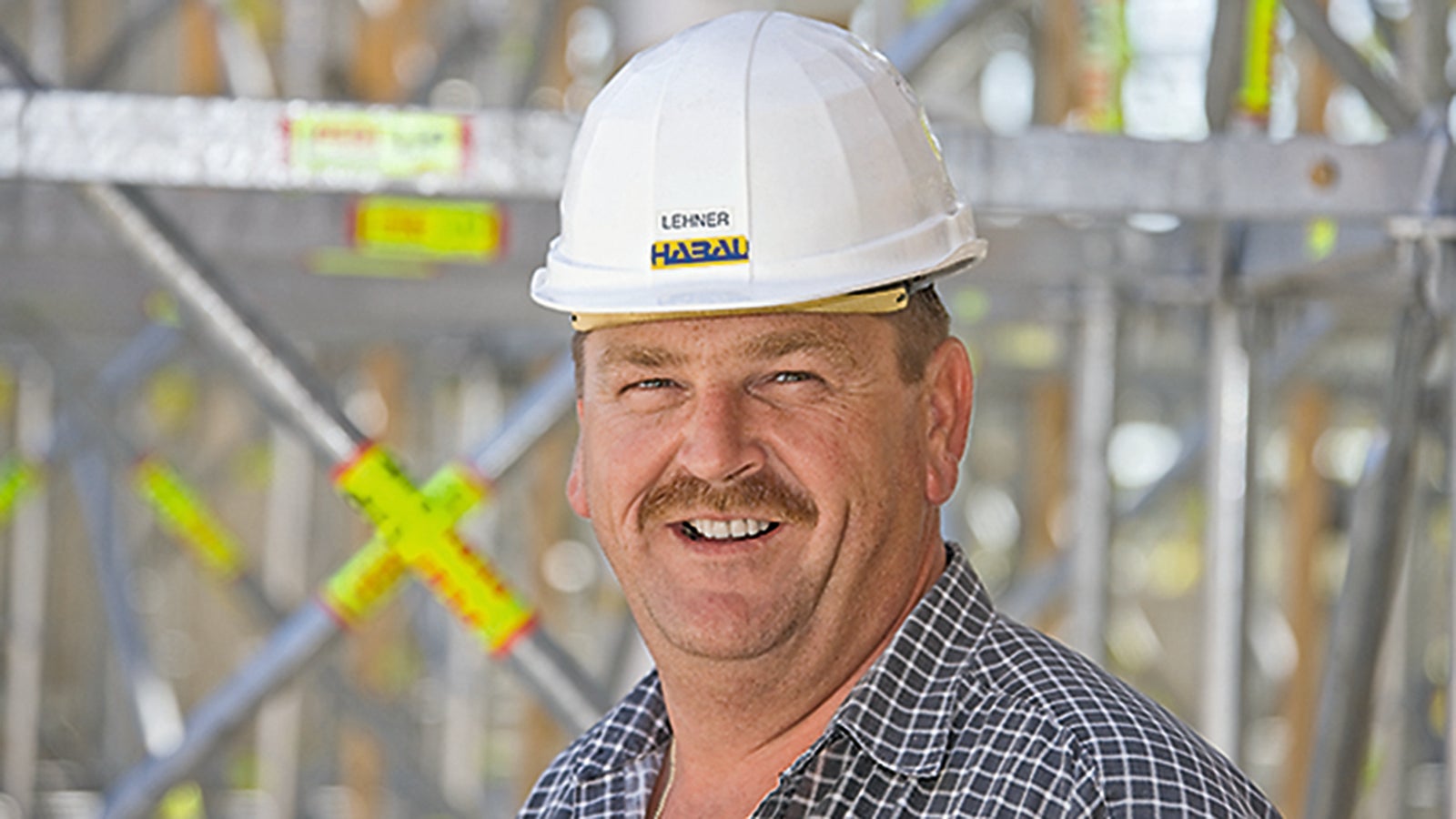 Die Zusammenarbeit mit PERI funktioniert perfekt. Mit MAXIMO erreichten wir schnellere Ein- und Ausschalzeiten. Die Ein-Mann-Bedienung mit dem MX Anker ist richtig gut, dadurch sparen wir zusätzliche Arbeitszeit und Arbeitsgerüste an der Stellschalung.