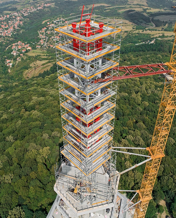 The tower and antenna tip could be safely mounted with the help of PERI UP Rosett working scaffold at a height of almost 200 m.