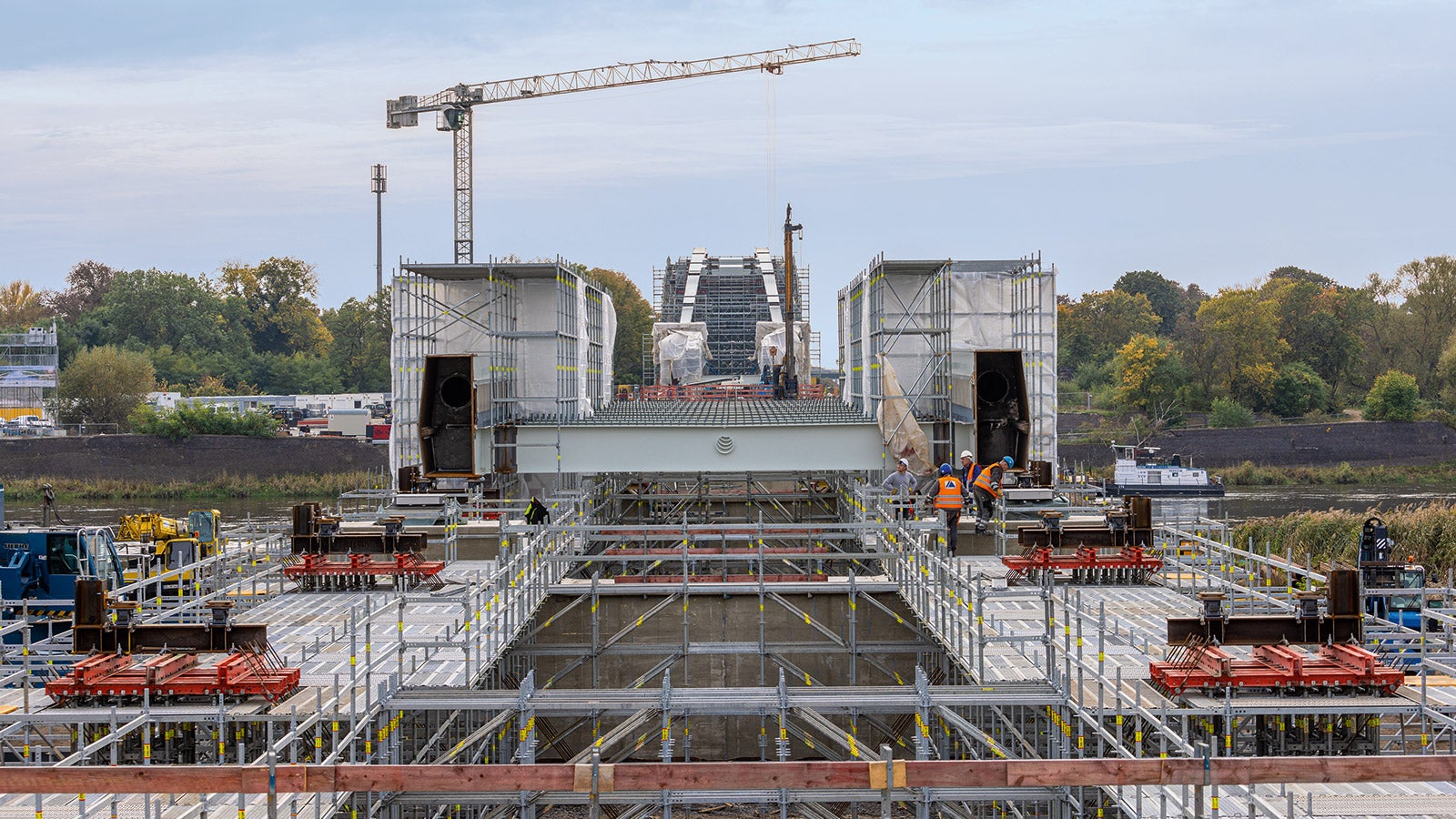 Auch bei der Vorlandbrücke lassen sich mietbare VARIOKIT Systembauteile aus dem Infrastrukturbau in die PERI UP Gesamtlösung integrieren. Das Ergebnis: eine nahezu übergangslose Kombination beider Baukastensysteme zu einem sogenannten Super-Baukasten.
