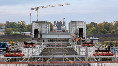 Auch bei der Vorlandbrücke lassen sich mietbare VARIOKIT Systembauteile aus dem Infrastrukturbau in die PERI UP Gesamtlösung integrieren. Das Ergebnis: eine nahezu übergangslose Kombination beider Baukastensysteme zu einem sogenannten Super-Baukasten.