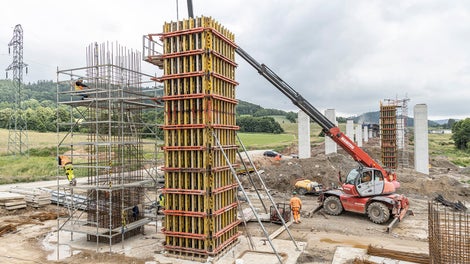 VARIO GT 24 column formwork was used for concreting the piers.
