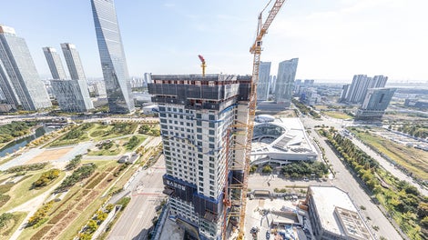 Only a few kilometres away from the South Korean capital Seoul, two new 140 m high luxury residential towers were built under strict safety requirements and within a tight construction time. PERI met the demand for efficient construction as well as low personnel costs with the new and innovative RCS MAX Rail Climbing System. A premiere, because RCS MAX was used here for the first time on South Korean soil.