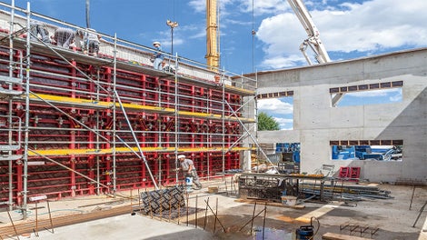 Die Außenwände konnten mithilfe MAXIMO und PERI UP in einem Guss 7,20 m hoch geschalt und betoniert werden.