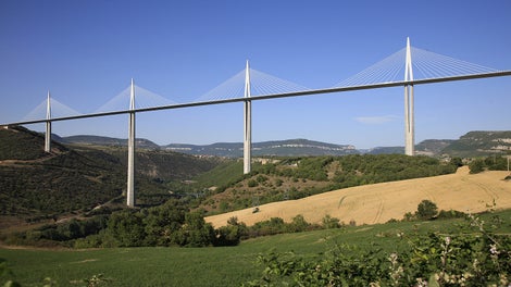 The cable-stayed bridge carries the carriageway at a height of up to 245 m across the valley. The tops of the steel pylons reach heights of 345 m.
