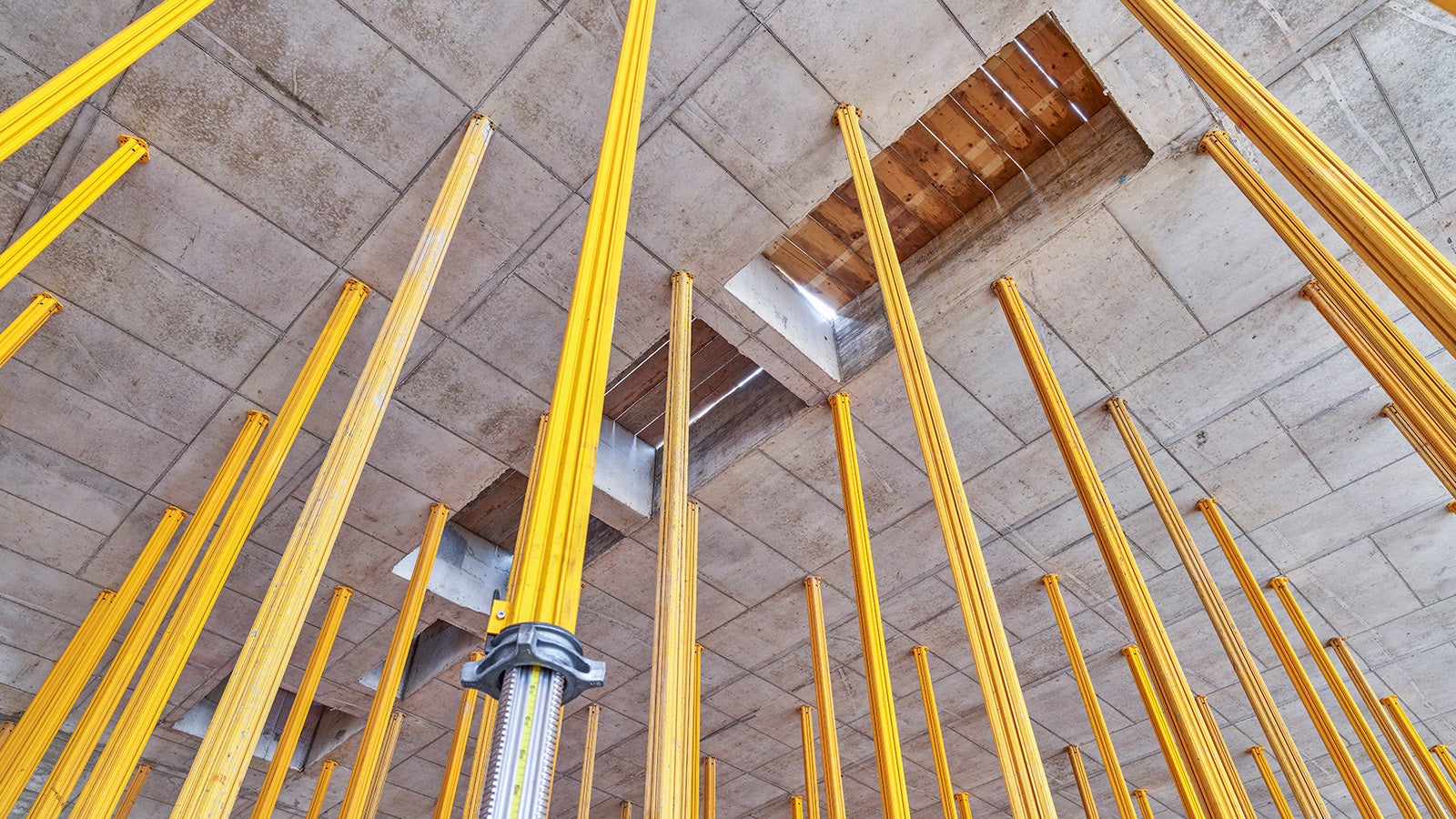 Durch den SKYDECK Fallkopf wird Frühausschalen bereits einen Tag nach dem Betonieren möglich.