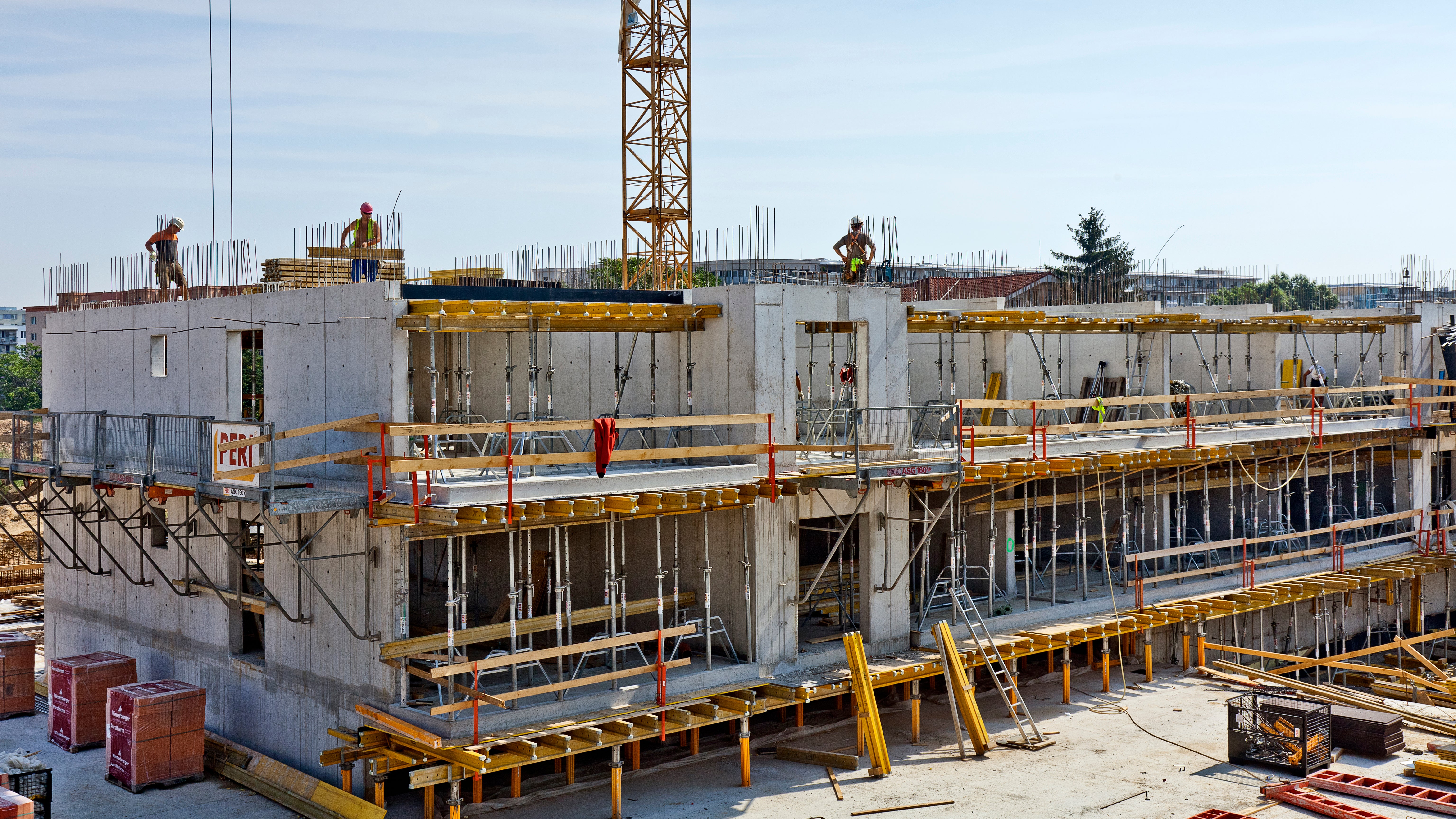 Obytný súbor pozostávajúci z 2 podzemných a 6 - 8 nadzemných podlaží, ktoré rastú v dvoch etapách. 1. etapa pozostáva zo 4 bytových domov. 2. etapu tvorí 5 bytových domov. Zaujímavosťou projektu je rozličná výška bytových domov, pričom niektoré horné podlažia sú tzv. ustúpené - penthousy.