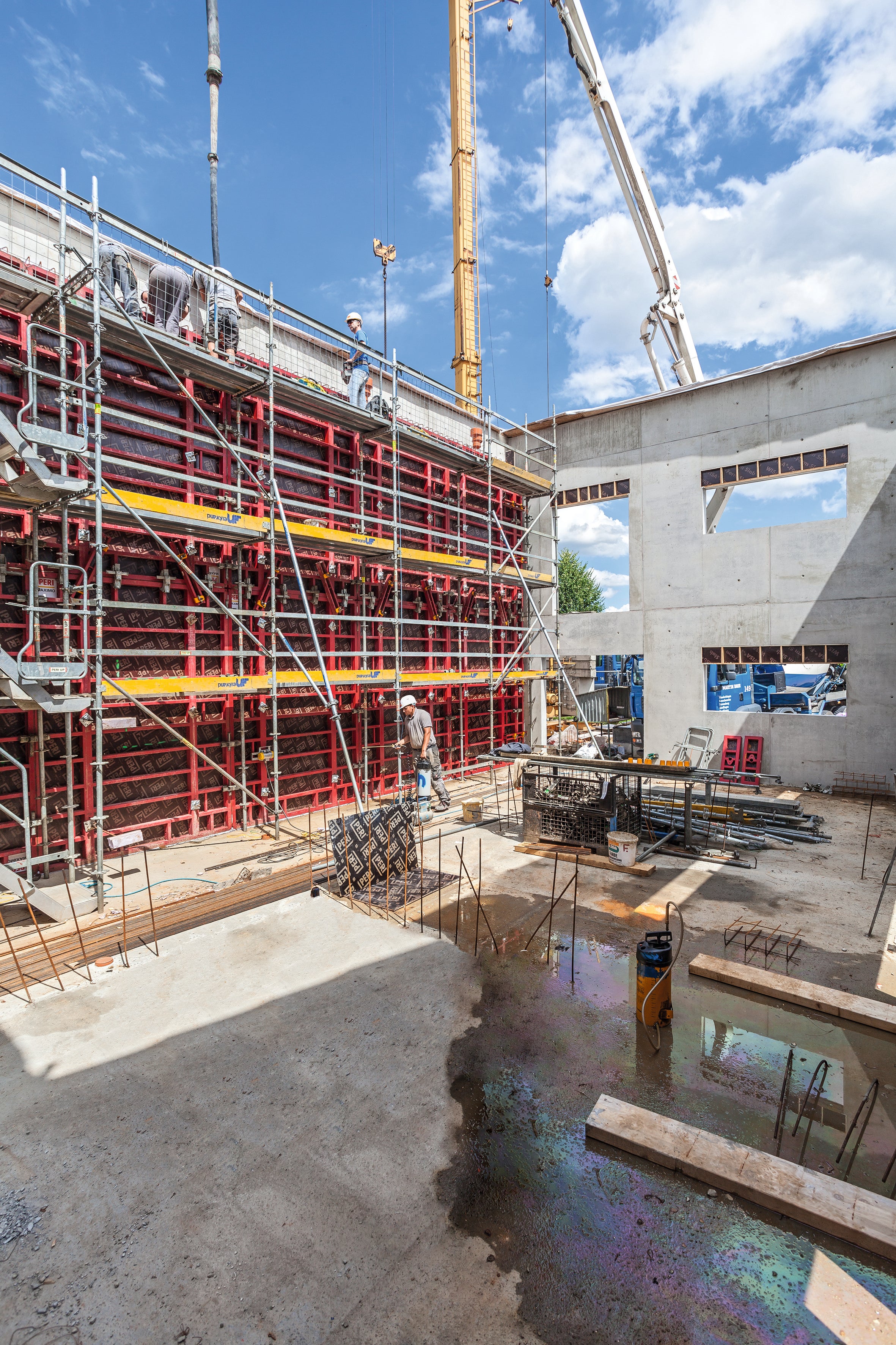 Mit den aufeinander abgestimmten Schalungs- und Gerüstsystemen von PERI können beispielsweise Bewehrungsgerüste mit einer Basisbreite von 150 cm oder 250 cm und durchgängigen, ebenen Belagsflächen realisiert werden.