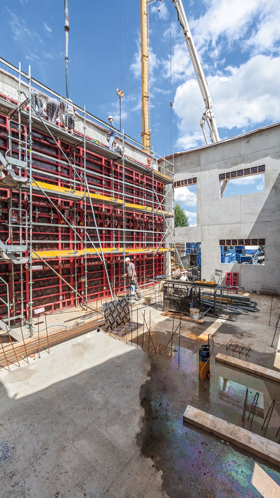 Mit den aufeinander abgestimmten Schalungs- und Gerüstsystemen von PERI können beispielsweise Bewehrungsgerüste mit einer Basisbreite von 150 cm oder 250 cm und durchgängigen, ebenen Belagsflächen realisiert werden.