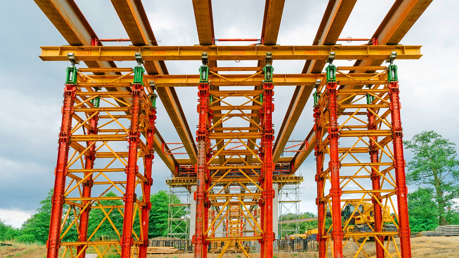 Systemy PERI na budowie łącznika obwodnicy północnej w Kędzierzynie Koźlu. Obiekt mostowy przez rzekę Kłodnicę i Kanał Gliwicki.