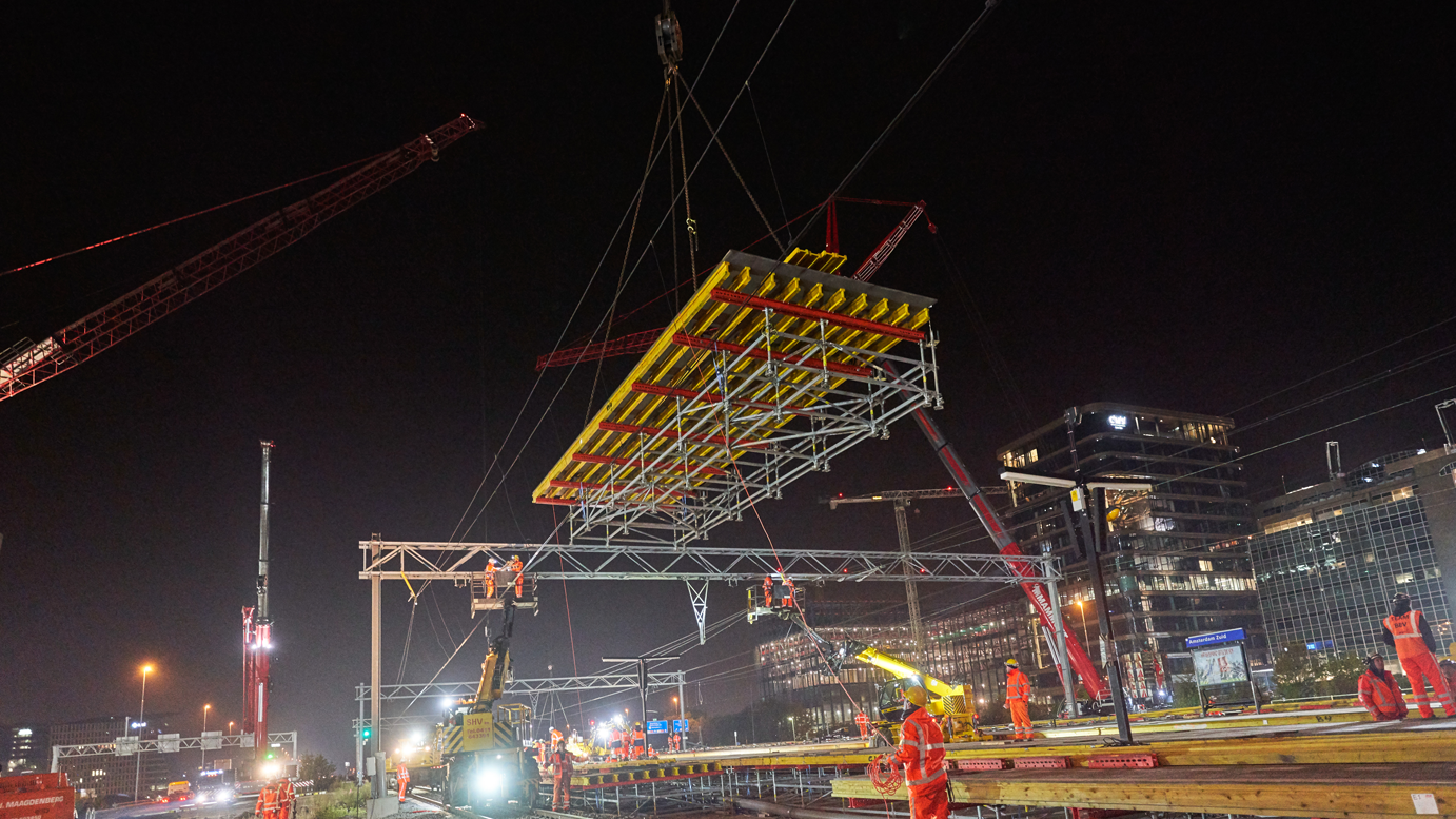 Elk perronelement bevat hijsluiken. Eén van de slimme PERI oplossingen zodat een flexibele (her)positionering van de perronconstructies mogelijk is. 