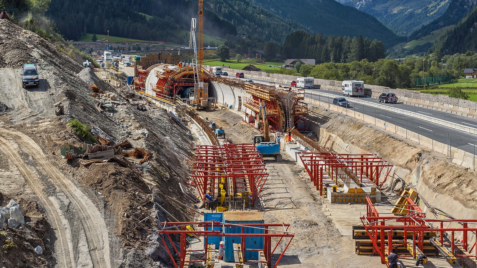 明挖施工方式中的派利隧道模板车。