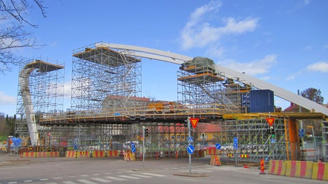 Sillan monimuotoinen rakenne tarjosi mielenkiintoisia haasteita PERI:n suunnittelijoille.