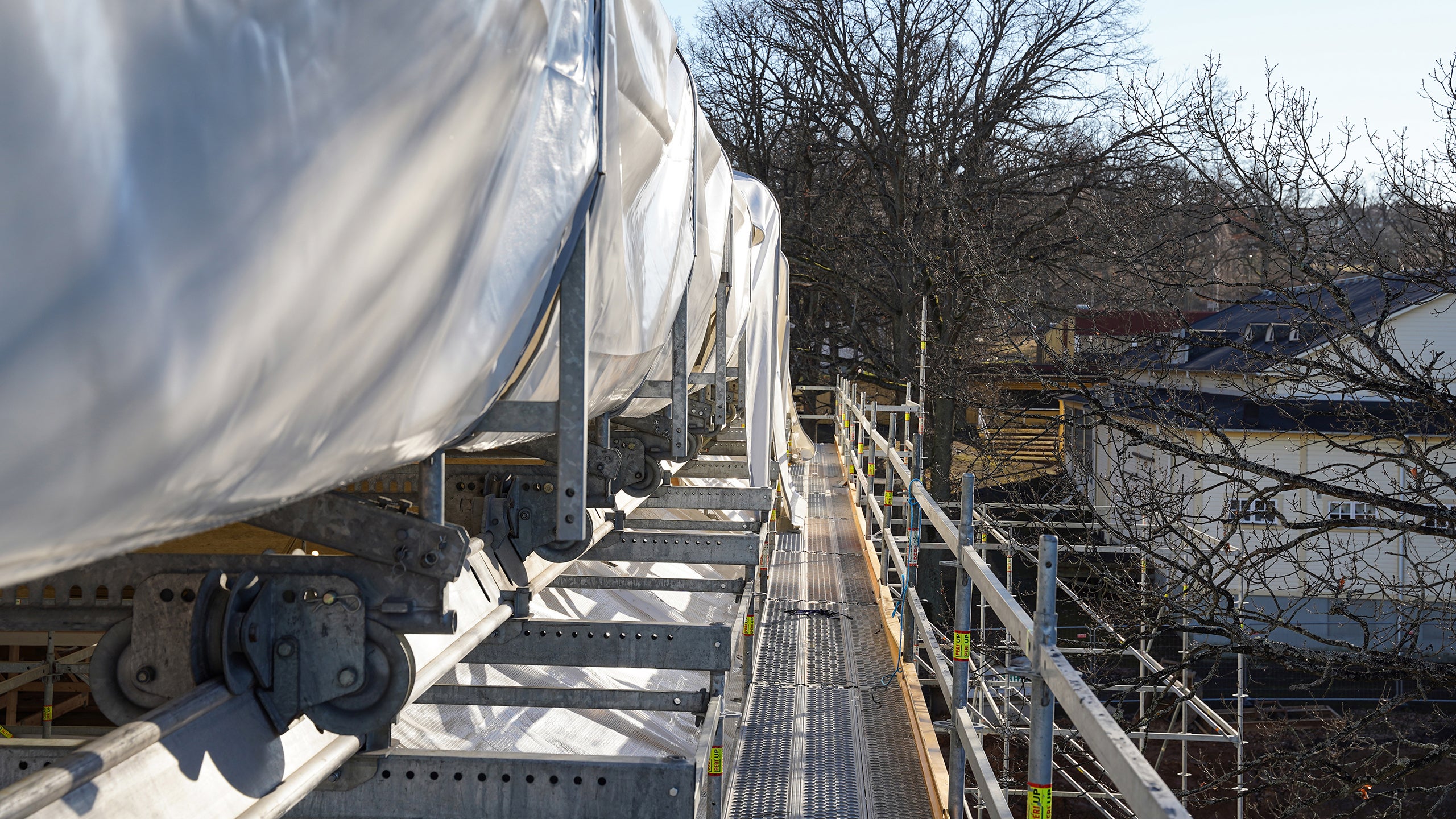 Väderskyddstaket går lätt att öppna, vilket förenklar arbetet och gör det lätt att hämta in material