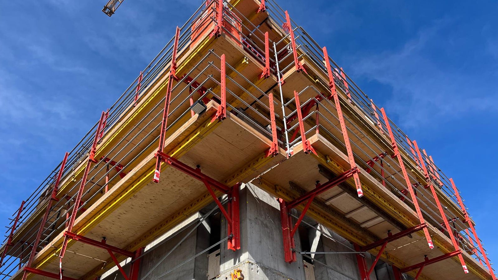 Het RCS-C hydraulisch klimsysteem waarmee de bekisting wordt geklommen. De betonnen kern is in het werk gestort. Het klimsysteem loopt constructief vooruit ten opzichte van de vloeren.