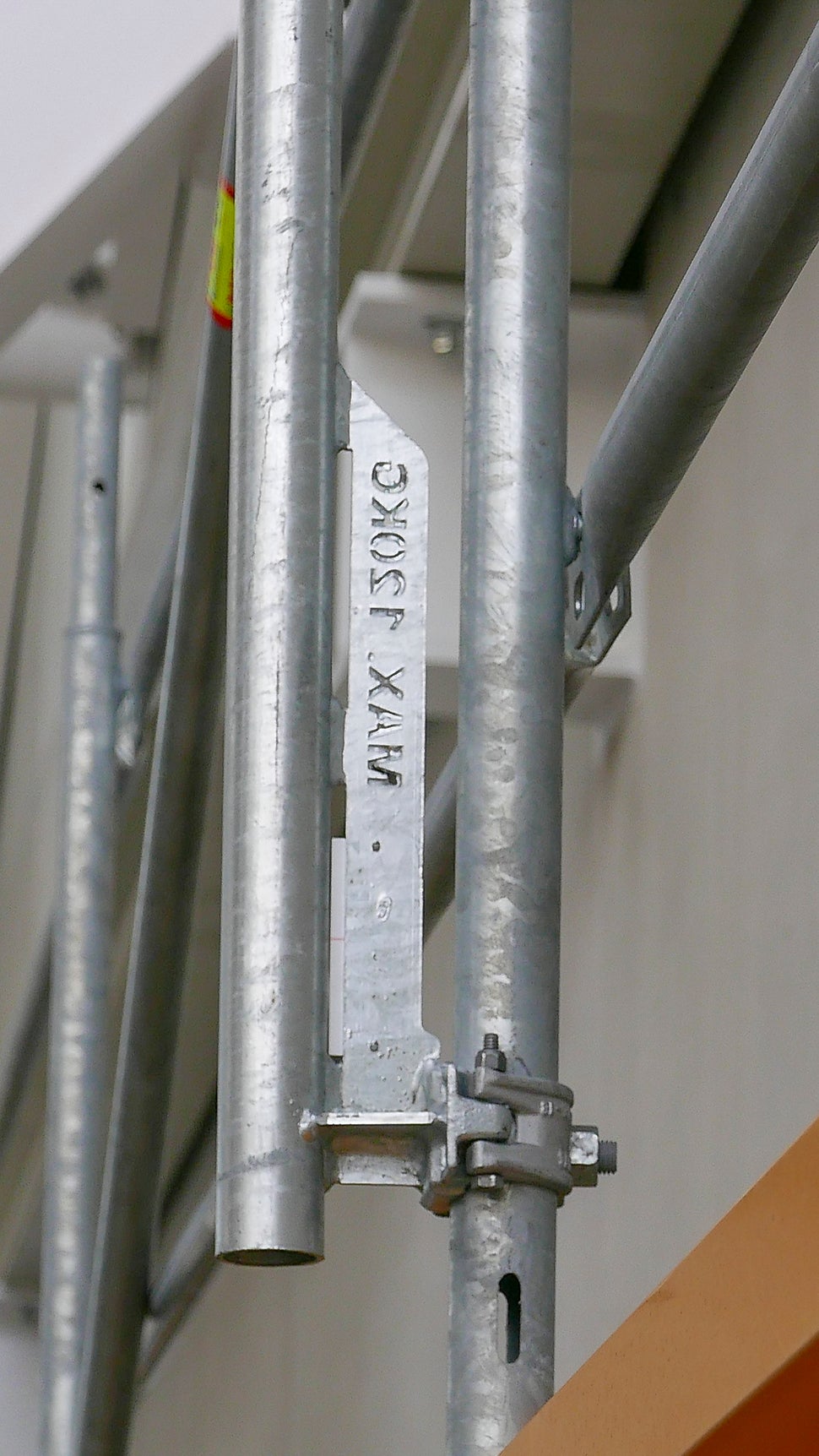 Einfache Montage des Schwenkarmhalters an das PERI UP Fassadengerüst<br/>