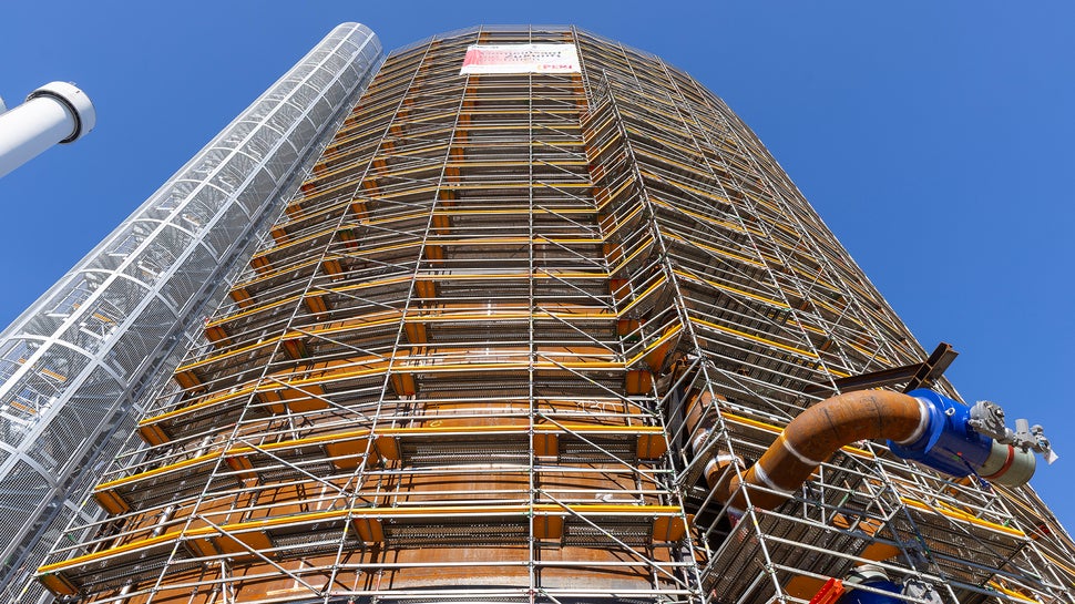 Die PERI UP Einrüstung schuf eine sichere Arbeitsumgebung für die Stahl-, Isolierungs- und Fassadenarbeiten.