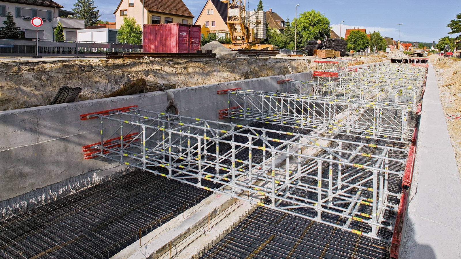 Um die Erddrucklasten auf die Kanalwände abzutragen, werden die Gerüste horizontal positioniert.