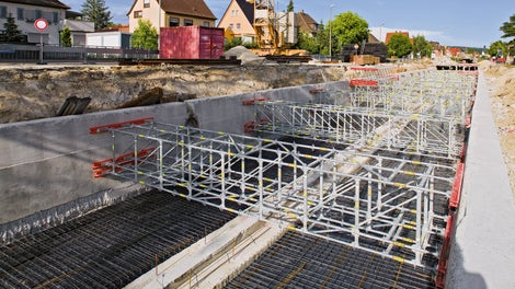 Um die Erddrucklasten auf die Kanalwände abzutragen, werden die Gerüste horizontal positioniert.