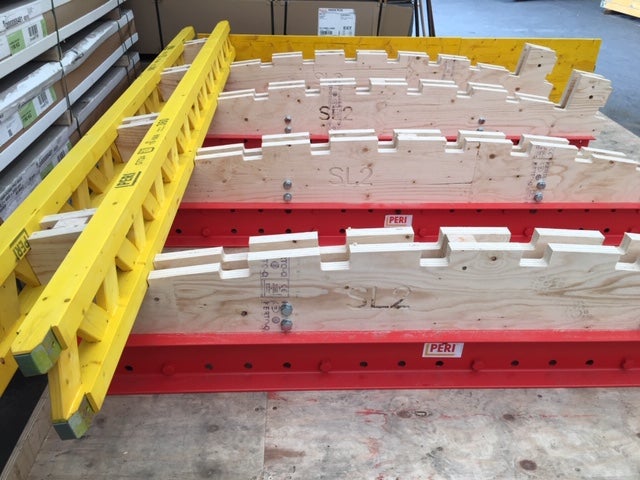 Sastavljanje predmontiranih oplatnih segmenata na PERI skladištu u Velikom Trgovišću.