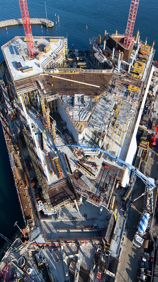 From above, the building looks like a triangle. This complex shape meant that all parties involved had to work with a high degree of precision and that tailor-made solutions from PERI had to be used.