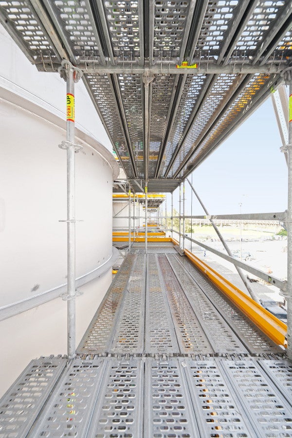 Dokonalá bezpečnost: na plně uzavřených pracovních plošinách s protiskluzovým povrchem mohly být práce prováděny rychle a bezpečně.