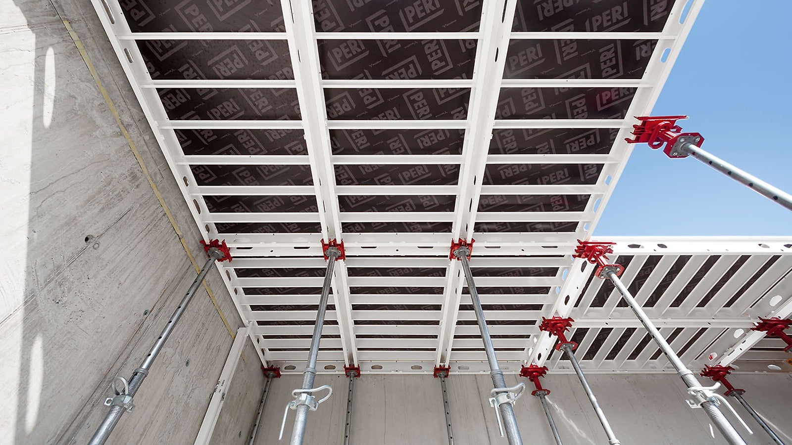 Notre système se distingue par sa simplicité, avec un nombre minimal de composants et des caractéristiques explicites. Cette approche simplifiée facilite la planification, l'exécution et la maintenance des projets de construction, permettant aux équipes de se concentrer sur l'essentiel sans compromettre la qualité ni la sécurité.